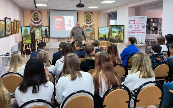 Брянские школьники встретились с ветераном-десантником