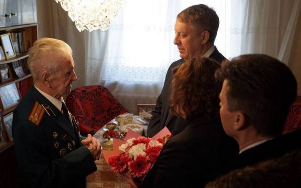 Брянский губернатор вручил медаль «80 лет Победы в Великой Отечественной войне 1941-1945 годов» Борису Шапошникову