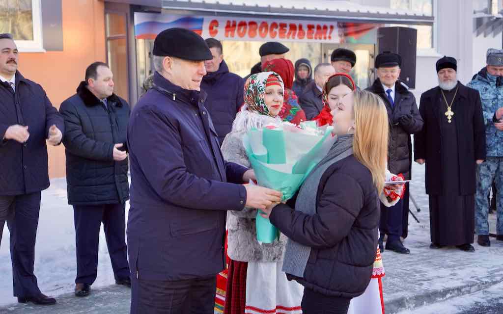 В Брянской области детям-сиротам вручили ключи от квартир