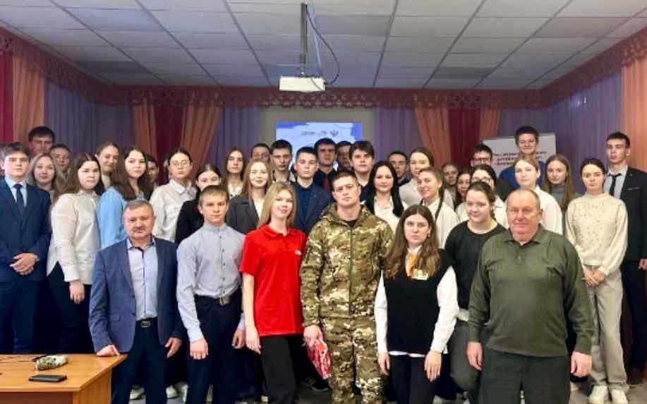 В Выгоничской школе прошла Классная встреча с участником специальной военной операции