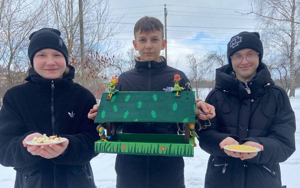 Школьники из брянских Теменичей создали мини-столовую для птиц