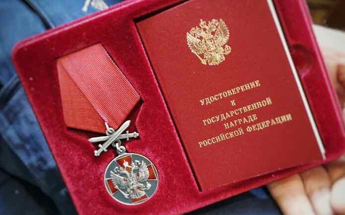 Александр Богомаз поздравил работника Росреестра с высокой госнаградой