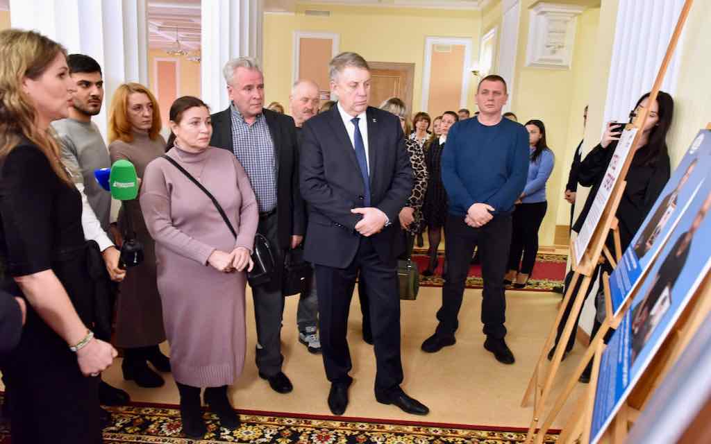 В Брянской областной Думе открылась выставка «Отец Героя»