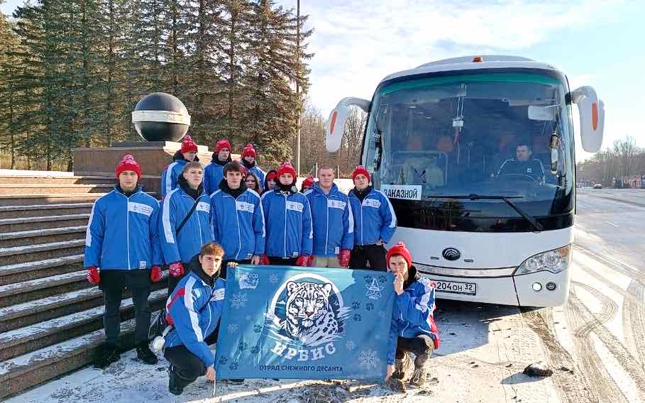В Брянске отряды «Снежного десанта» благоустраивают мемориалы и памятные места