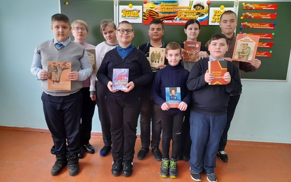 Для брянских школьников провели патриотический час «Великая Отечественная война – Специальная Военная операция. Связь поколений»