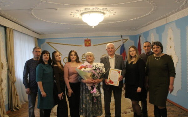 В Карачеве супругов Пьяновых поздравили с золотой свадьбой