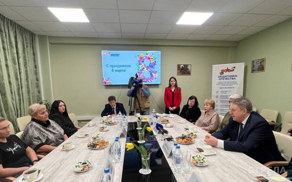 Александр Богомаз провёл встречу с матерями и вдовами погибших участников СВО