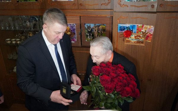 Губернатор Александр Богомаз вручил ветерану Михаилу Заболотскому медаль в честь 80-летия Победы