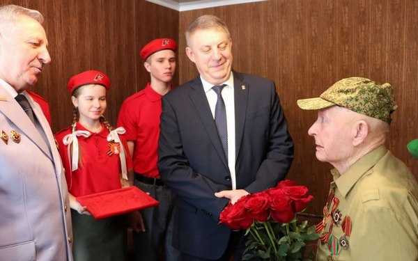 Юбилейную медаль ветерану Василию Копылову вручил Александр Богомаз