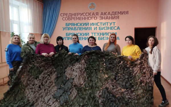 Жительницы Новозыбкова вкладывают тепло своих сердец в сети для бойцов СВО