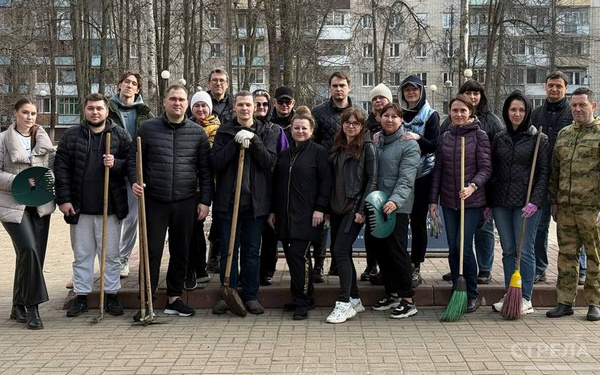 Сотрудники департамента внутренней политики привели в порядок сквер им. Гайдукова в Брянске