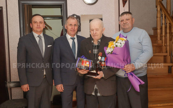 Брянского ветерана Валентина Козельцева с 98-летием поздравил Александр Макаров