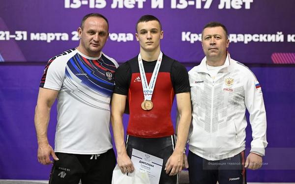 Бронзу Первенства России по тяжёлой атлетике завоевал брянский спортсмен Николай Ратниекс