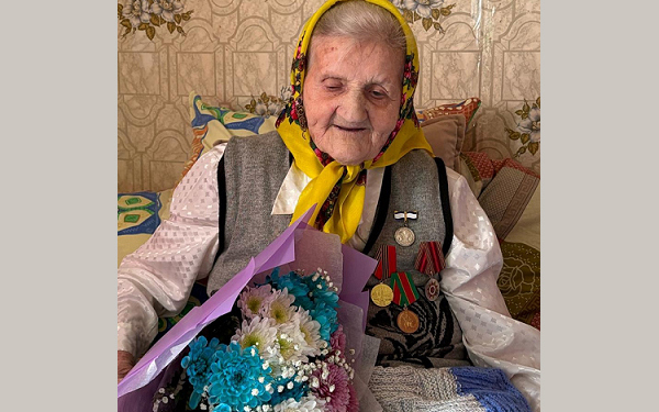 В Клетне со 100-летним юбилеем поздравили труженицу тыла, ветерана труда Марию Капустину