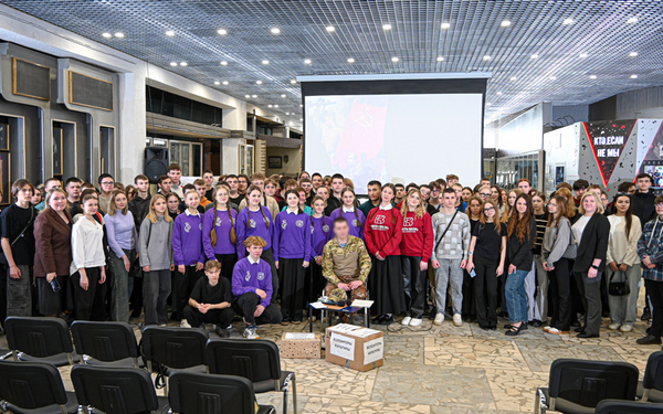 Брянские студенты пообщались с участником СВО Денисом Сизовым