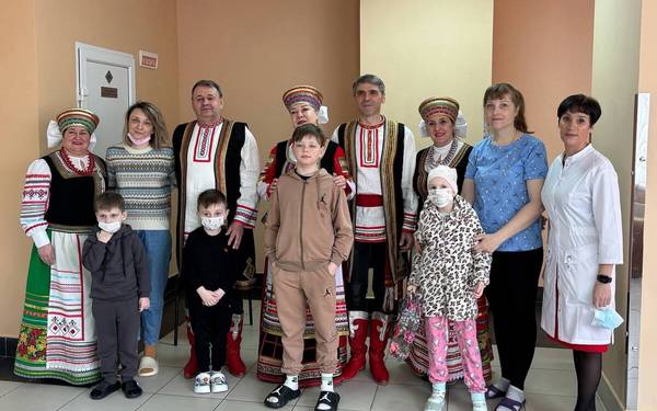 В детском онкоцентре Стародубские артисты поздравили мам и подопечных фонда «Ванечка»