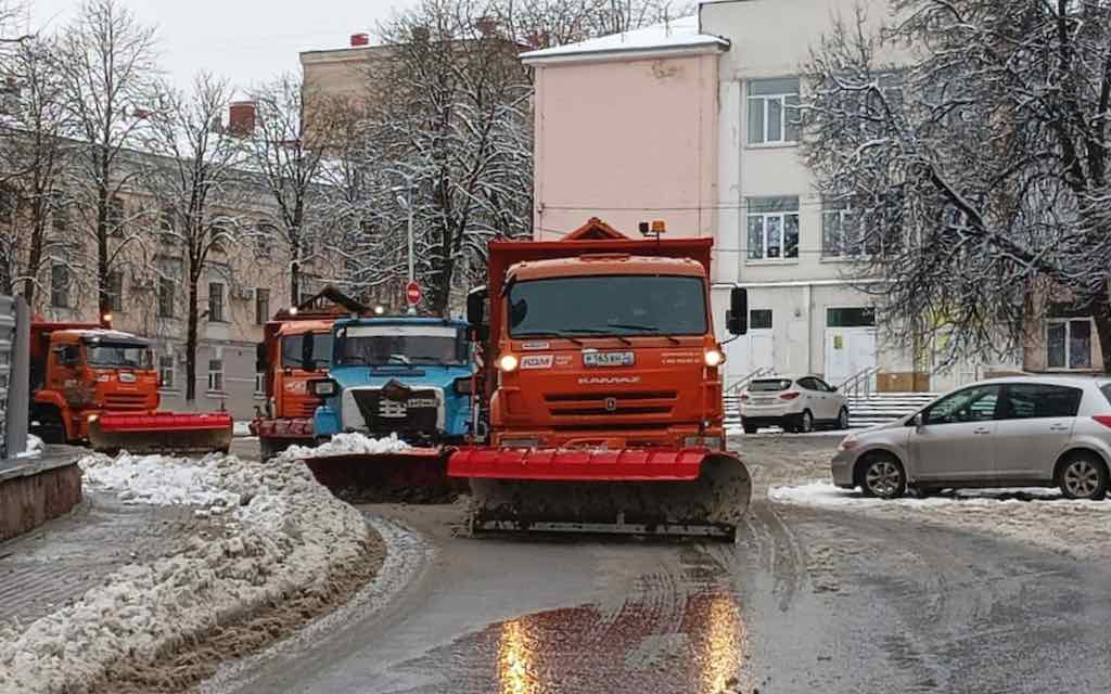 Брянские коммунальщики оперативно перестроились на борьбу со снегопадом