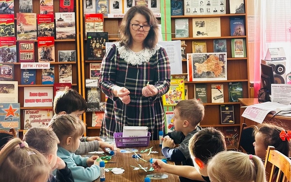 Брянские библиотекари провели для юных читателей мастер-класс «Цветы для мамы»