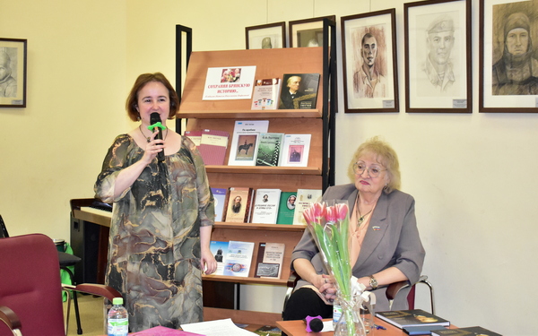 В Брянске прошёл творческий вечер Натальи Нифагиной