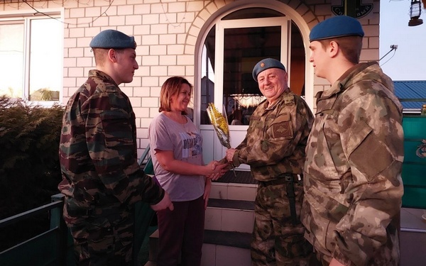 Курсанты брянского клуба «Патриот» поздравили с 8 Марта матерей участников СВО