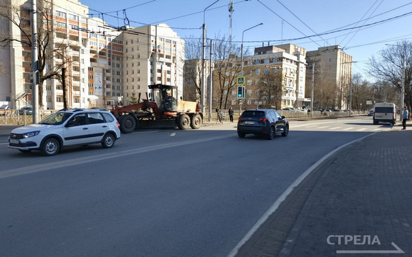 В Брянске с дорог и тротуаров убирают пыль и грязь