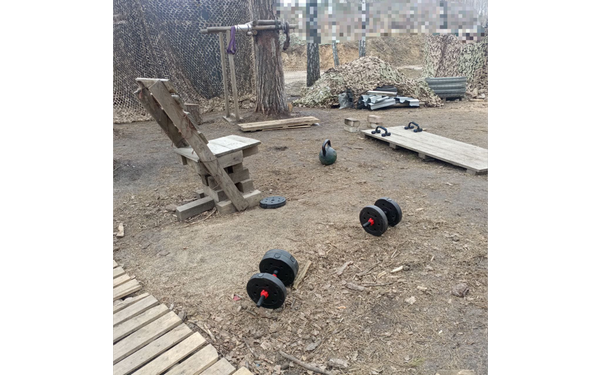 В брянском приграничье военнослужащие устроили спортзал под открытым небом