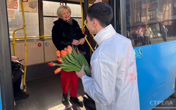 В Брянске в честь 8 Марта волонтёры вручают женщинам тюльпаны