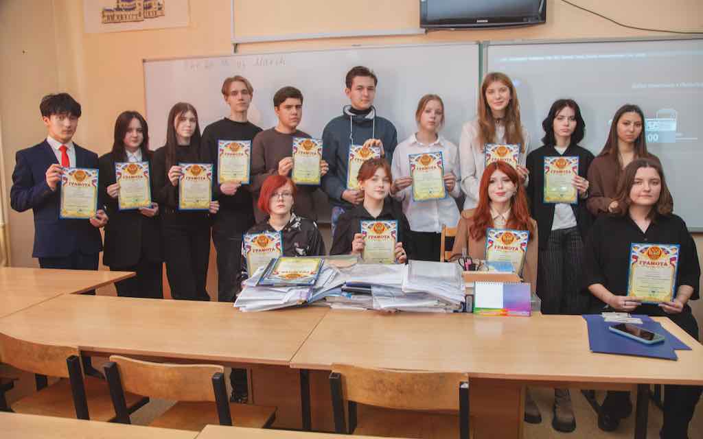 На «Ярмарке профессий» студенты Брянского колледжа рассказывали о своих специальностях на иностранных языках