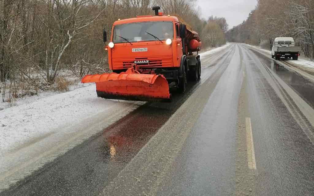 В Брянской области продолжают расчищать дороги от снега