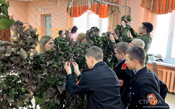 Брянским кадетам показали мастер-класс по плетению маскировочных сетей