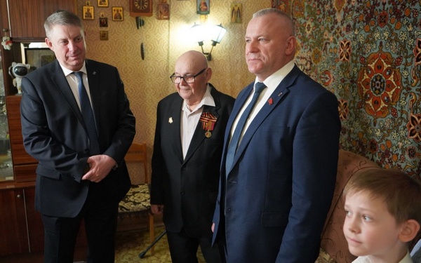 Глава Брянской области Александр Богомаз вручил юбилейную медаль Николаю Кирюхину к 80-летию Победы в Великой Отечественной войне