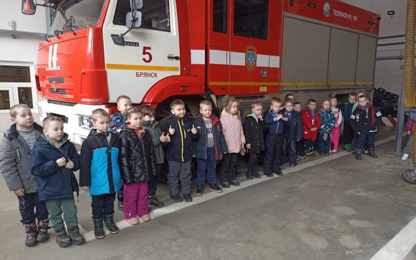 Детская библиотека № 9 для малышей из детского сада «Сказочный» организовала экскурсию в пожарную часть № 5