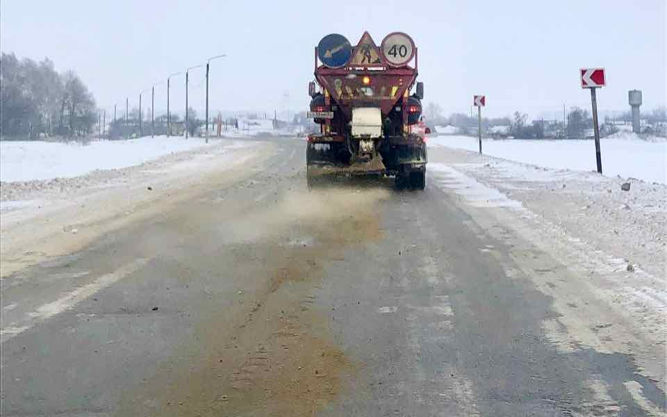 В Брянской области дорожники вышли на борьбу со снегом