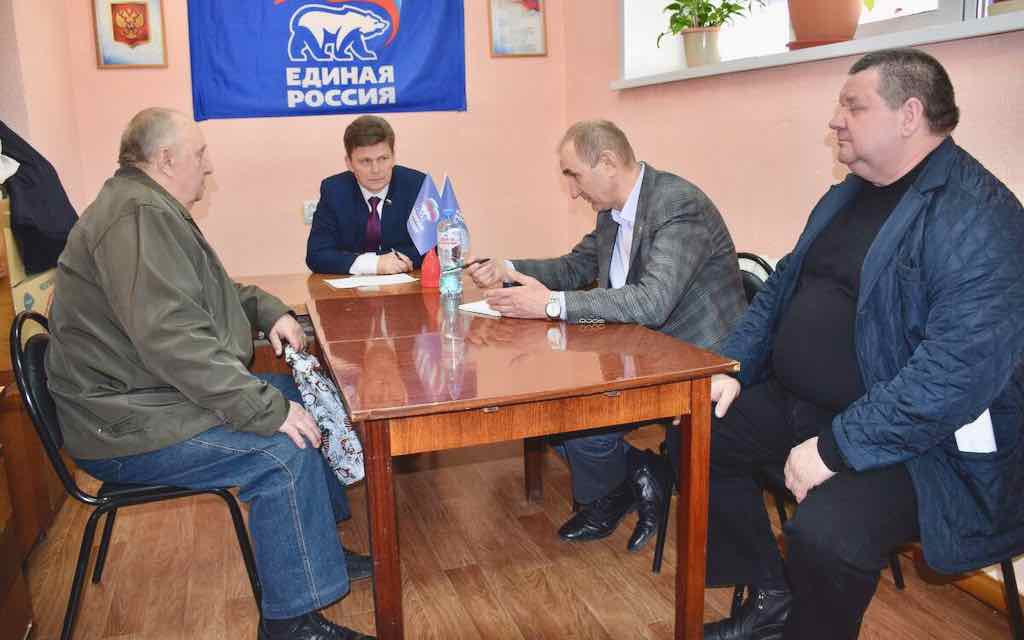 Сенатор Василий Попадайло провёл личный приём жителей Брянской области