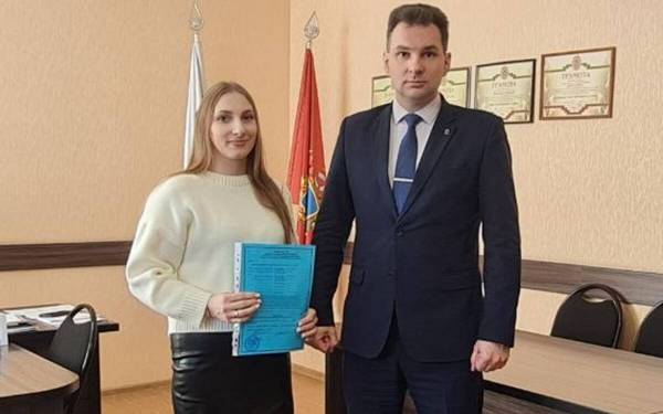 В администрации Суземского района торжественно вручили жилищный сертификат семье Галины Манжула