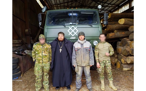 Священник передал гуманитарный груз воинскому подразделению «Север»