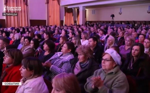 Брянским женщинам подарили море тёплых слов и ярких цветов