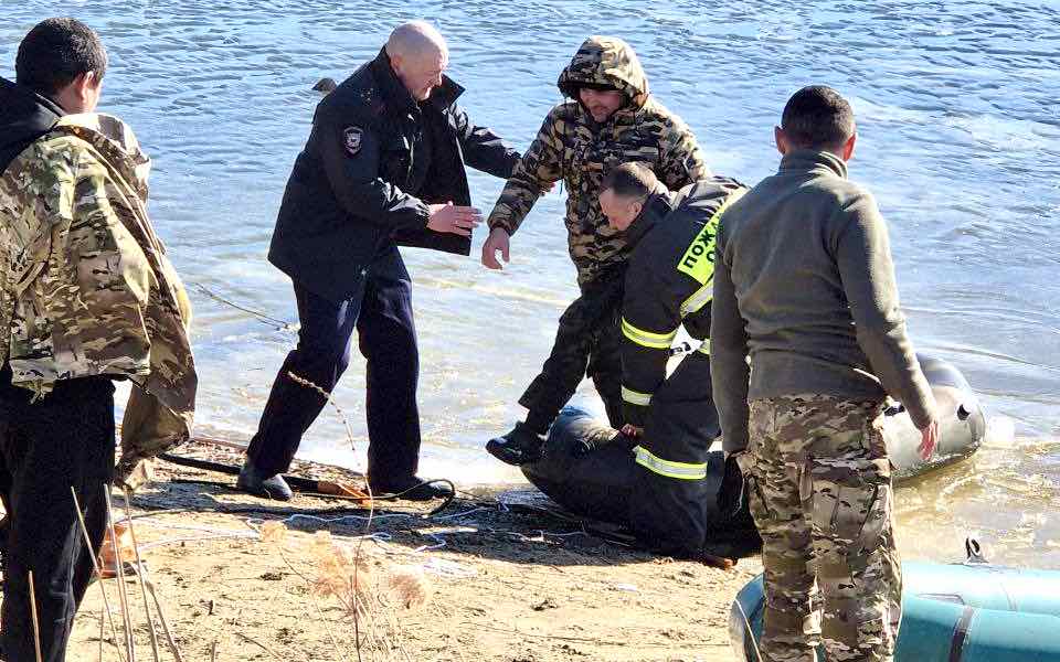 В Брянской области полиция спасла рыбака из ледяной ловушки