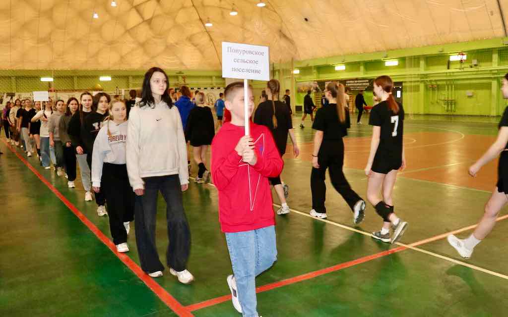 В Стародубе Брянской области стартовал юбилейный волейбольный турнир памяти Героя труда