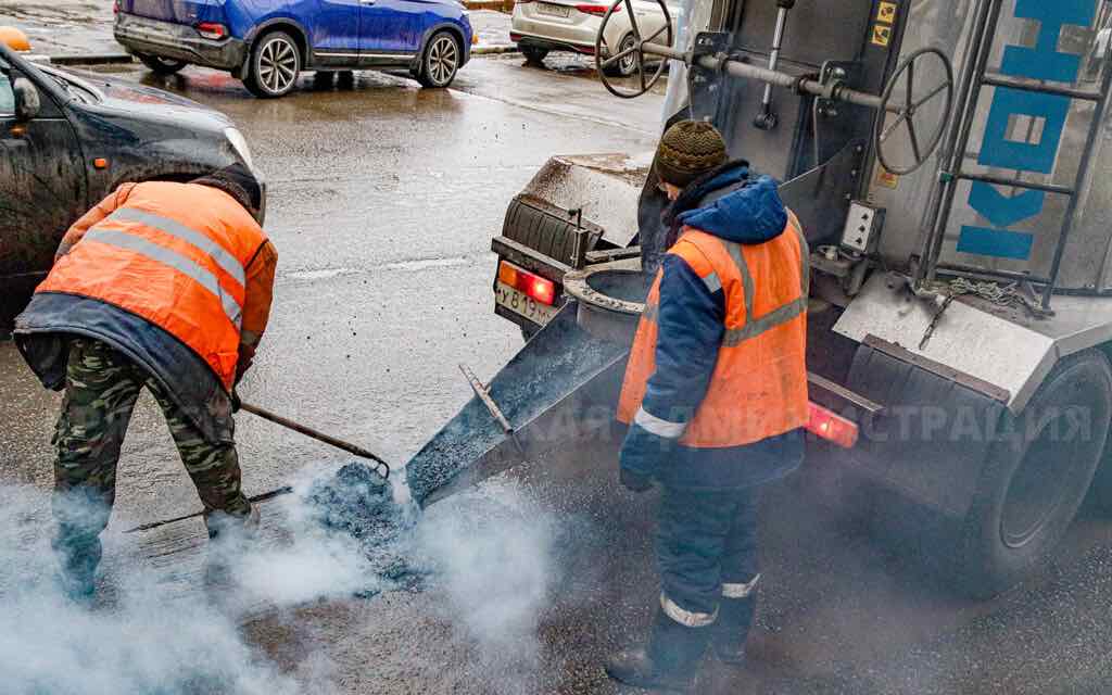 В Брянске ликвидировали 135 м² ям и очистили улицы от песка