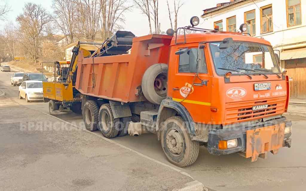 В Брянске началась активная уборка улиц после зимы