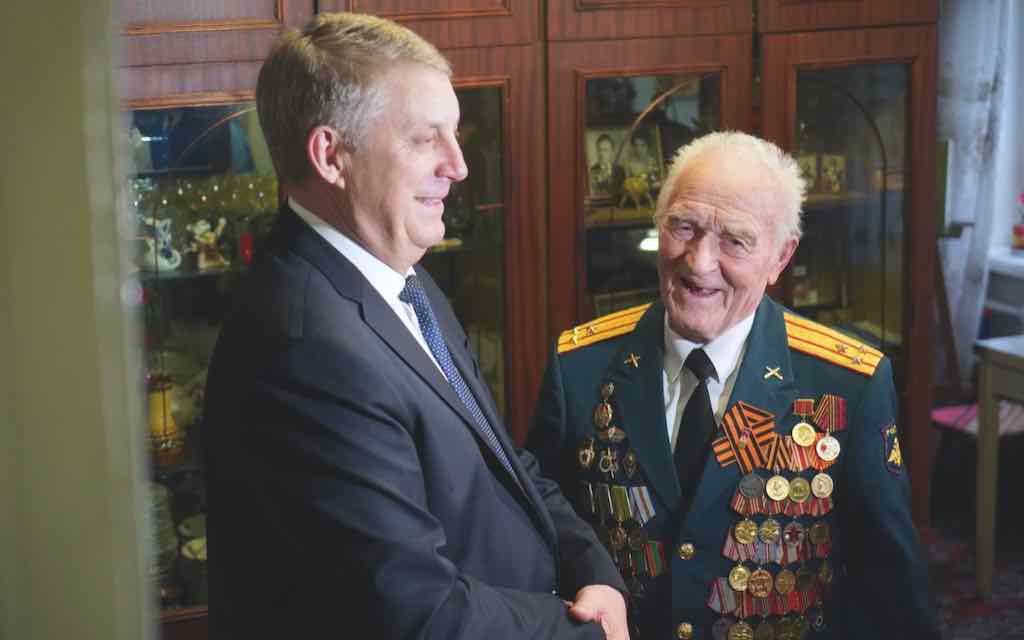 Брянский губернатор вручил юбилейную медаль к 80-летию Великой Победы ветерану-артиллеристу 