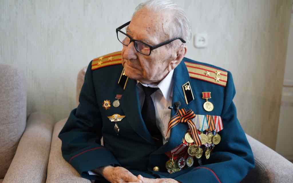 Глава Брянской области вручил памятную медаль 102-летнему участнику войны Владимиру Ильичу Александрову