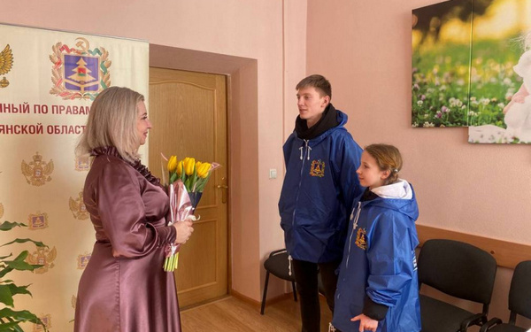 Волонтеры Брянщины поздравили женщин особенных профессий