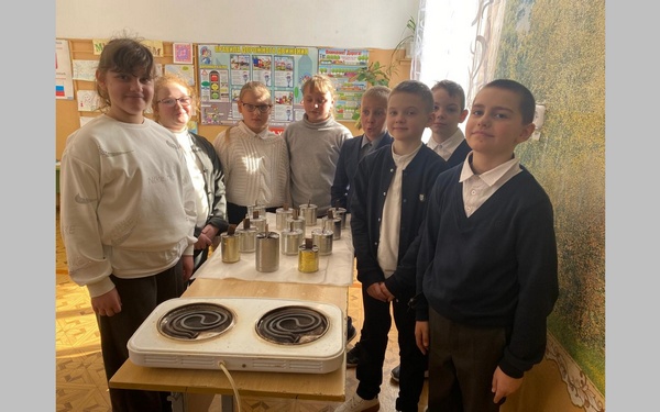 Школьники Брянщины готовят окопные свечи для бойцов СВО