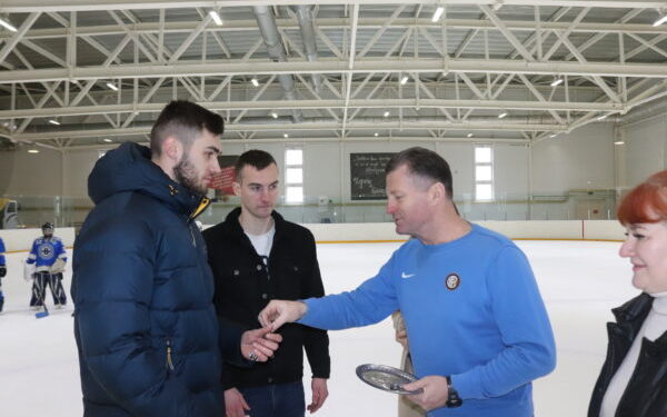 Тренерам-преподавателям по хоккею из Трубчевска вручили ключи от квартир