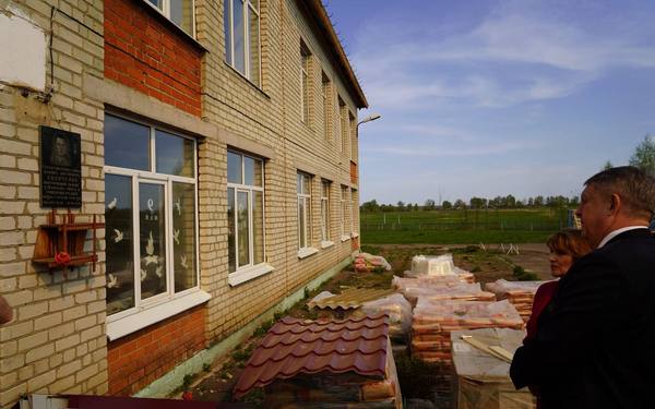 Александр Богомаз проинспектировал ход ремонта средней школы села Гринёво Погарского района