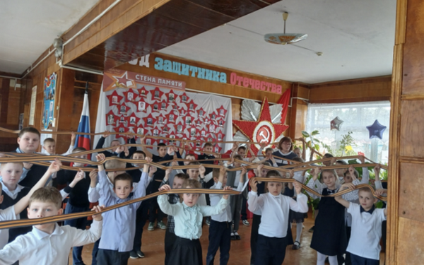 Ученики Кокоревской школы участвуют в акции «2600 км военных дорог – 2600 м Георгиевской ленты»