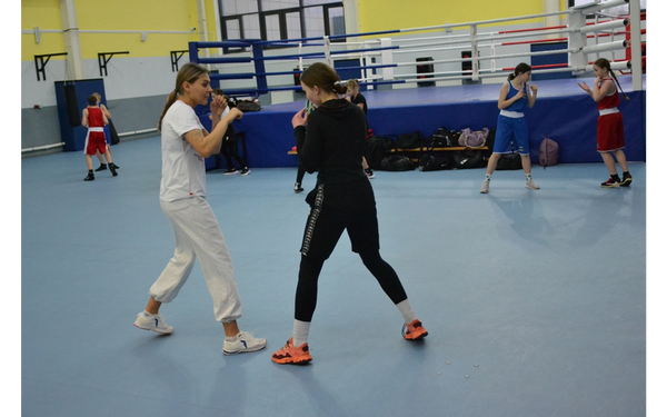 Тренировку с юными брянскими боксёрами провела призёр чемпионата мира Елена Бабичева