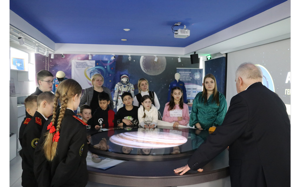 Брянские следователи организовали встречу кадетов с космонавтом Афанасьевым